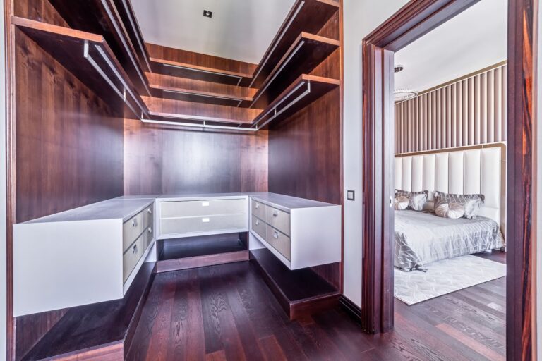 Белые тумбы в оформлении гардероба цвета красного дерева