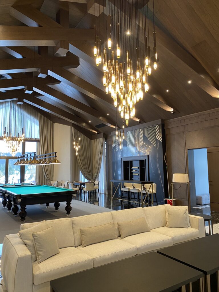 Интерьер частного дома - бильярдная комната