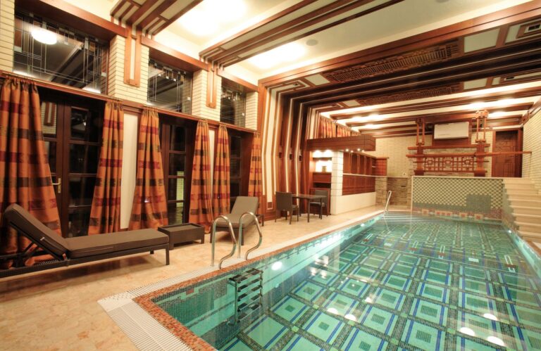 Зона отдыха бассейна с шезлонгами, столами и стульями