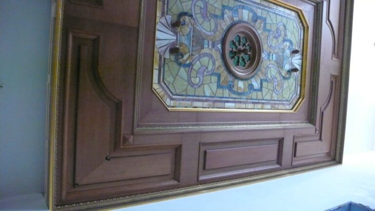 Готовый ремонт дома с установкой деревянных резных панно