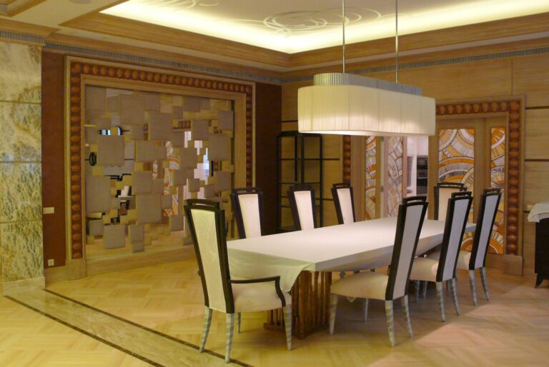 Фото ремонта столовой с отделкой из светлого дерева