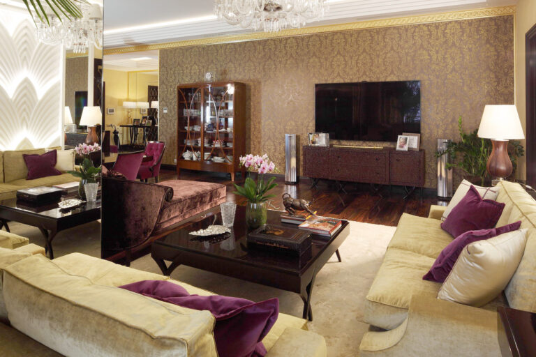 Оливково-бежевые бархатные диваны и ковер в интерьере гостиной цвета какао