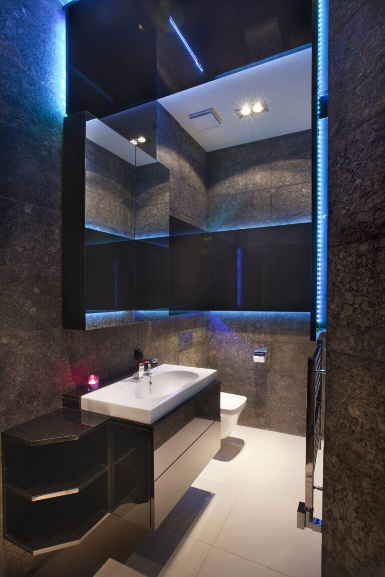 Интерьер туалета с легкой синей подсветкой