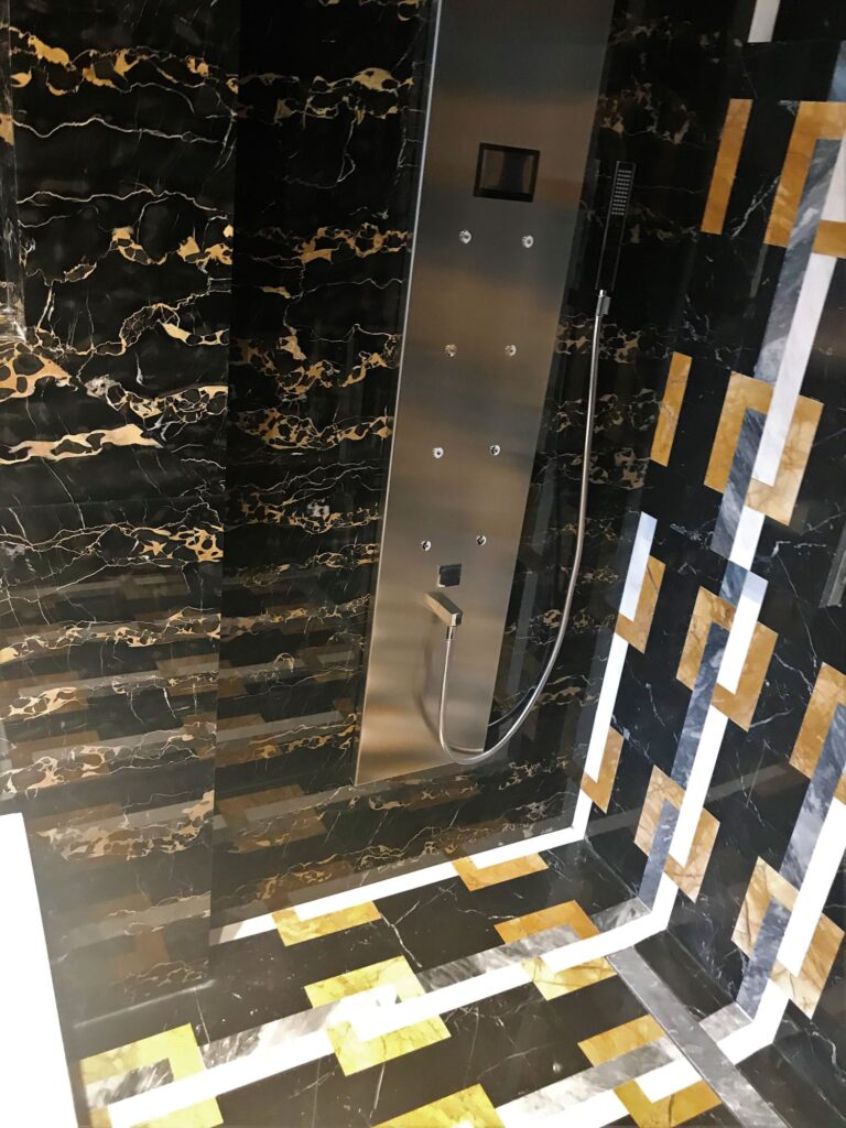 Черный мраморный санузел со стальным душем