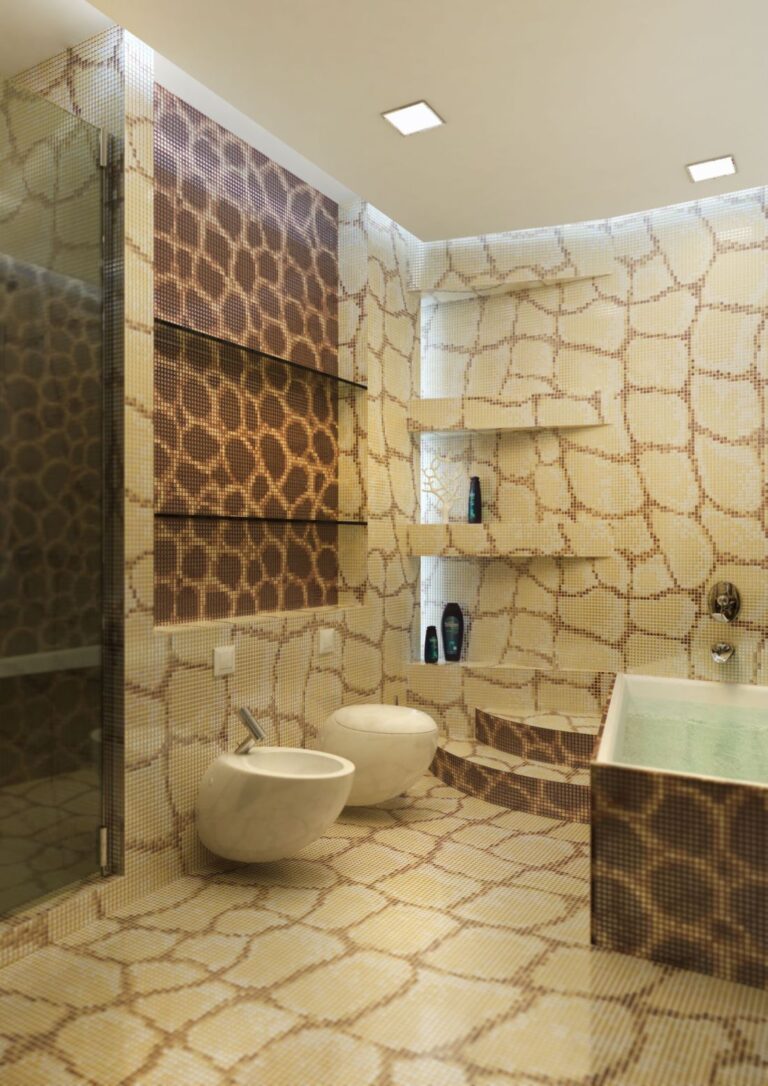 Мозаика с имитацией крупных чешуек рептилий в дизайне ванной