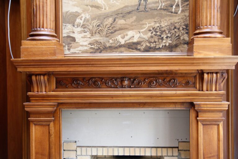 Каминный портал с тонированным резным декором