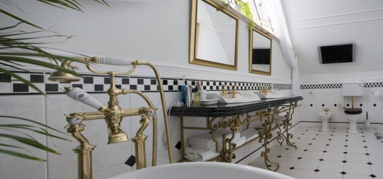 Классический интерьер ванной с бронзовыми аксессуарами