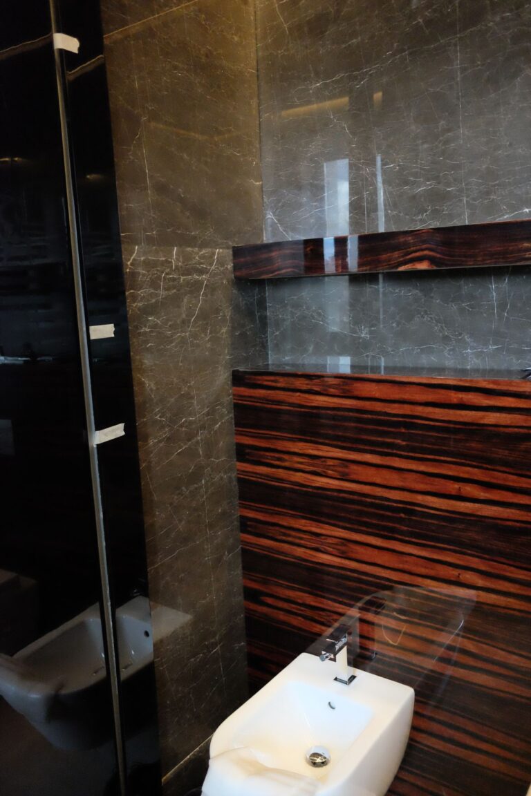 Санузел с серыми мраморными стенами