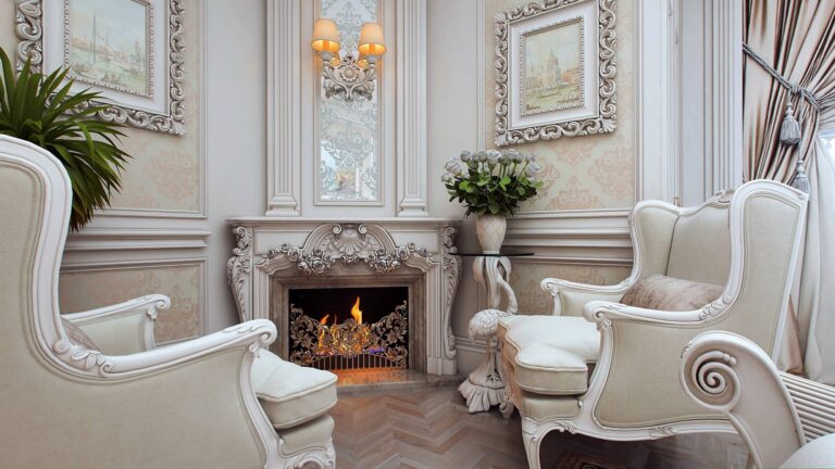 Интерьер спальни с угловым камином с зеркалом, украшенным крупным белым орнаментом