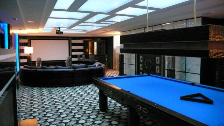 Преобладание черного цвета в готовом ремонте бильярдной