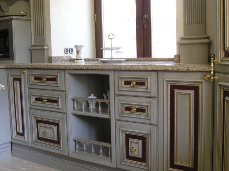 Готовый ремонт кухни с позолотой на мебели