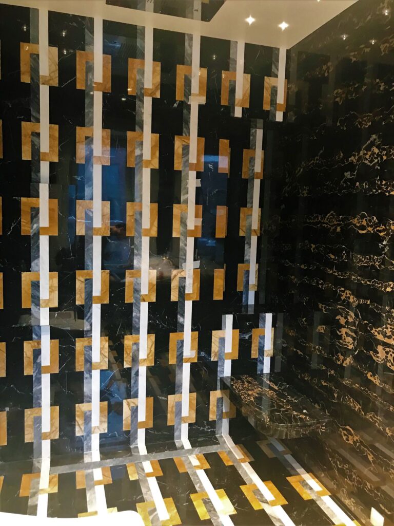 Санузел с декорированной мраморной отделкой