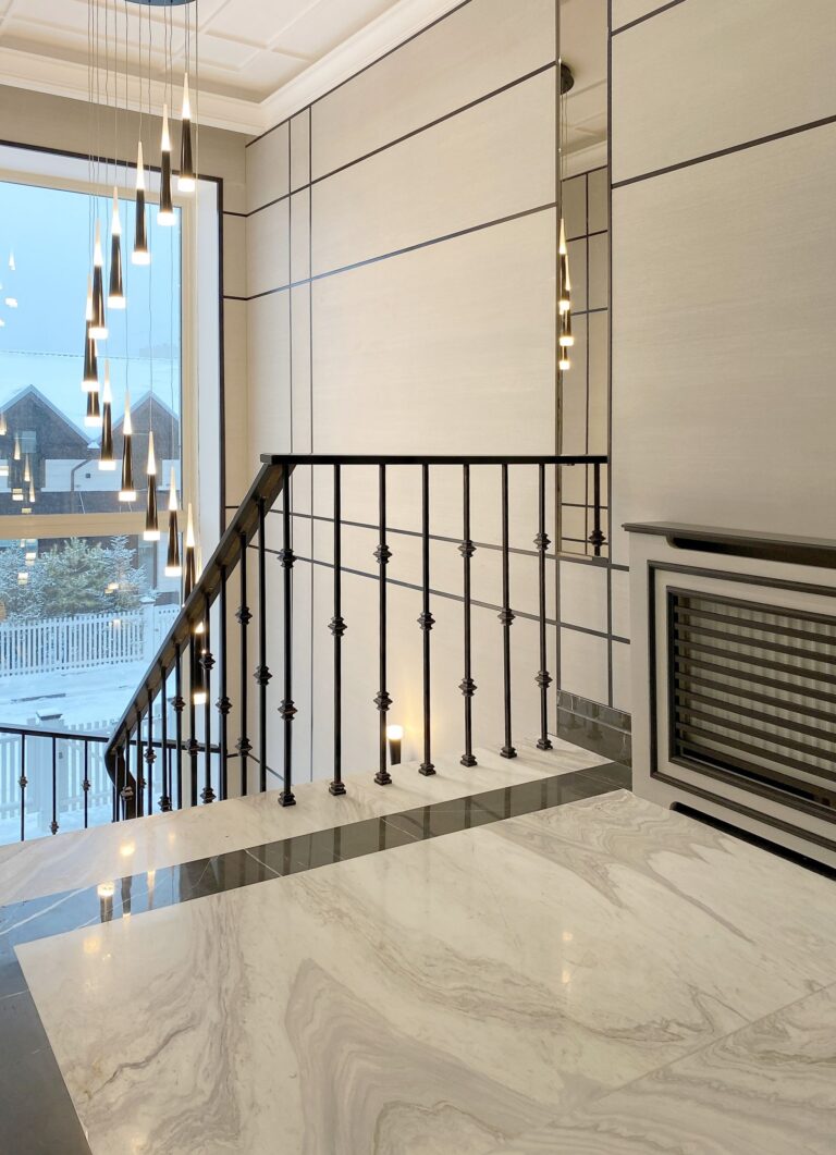 Отделка стен лестничного холла деревом