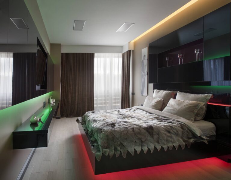 Кровать с красной подсветкой в интерьере спальни