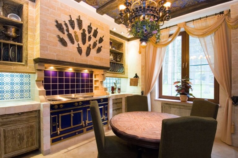 Фиолетовый фартук в готовом интерьере кухни