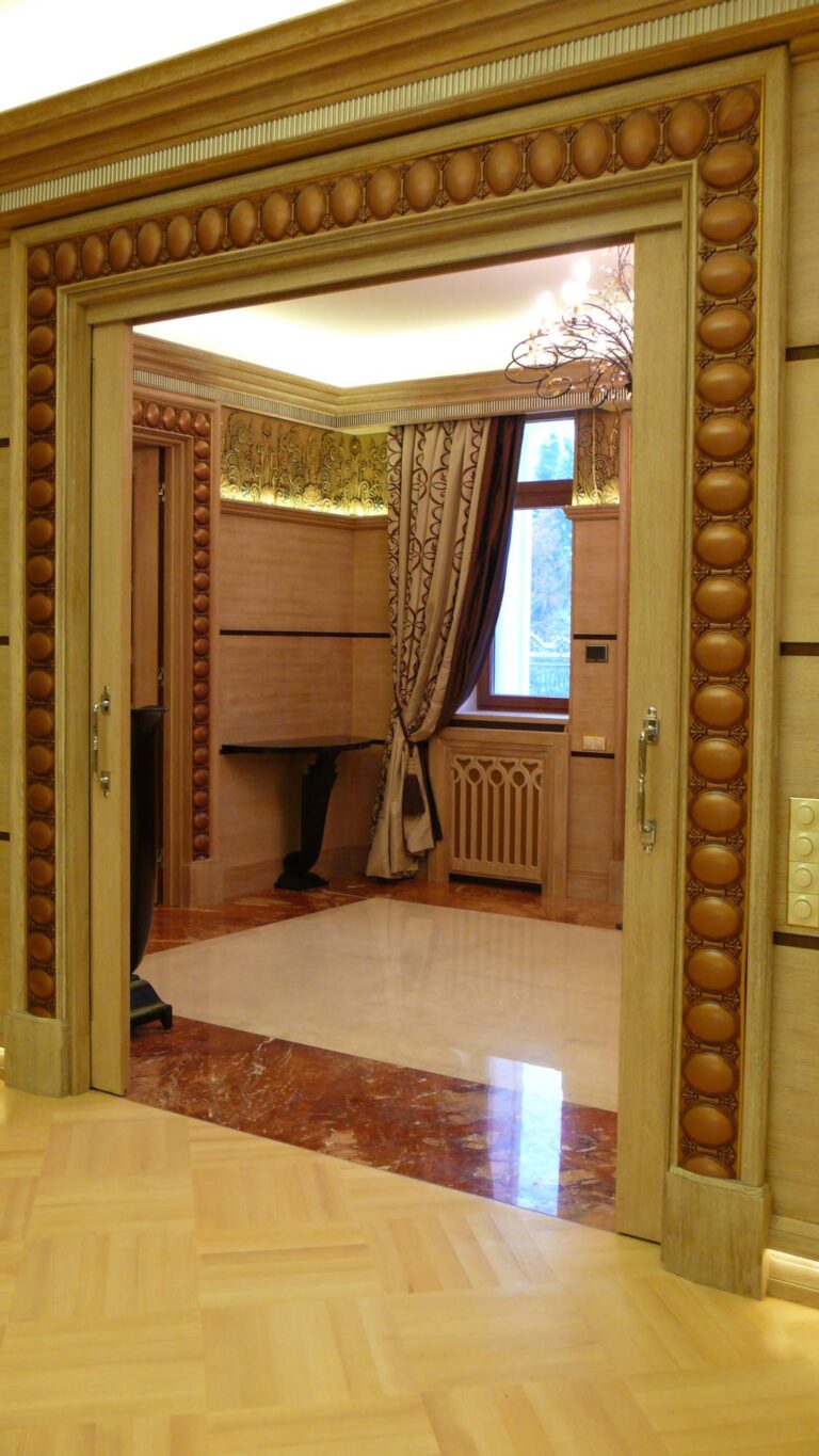 Пол в красно-белых тонах в готовом ремонте комнаты