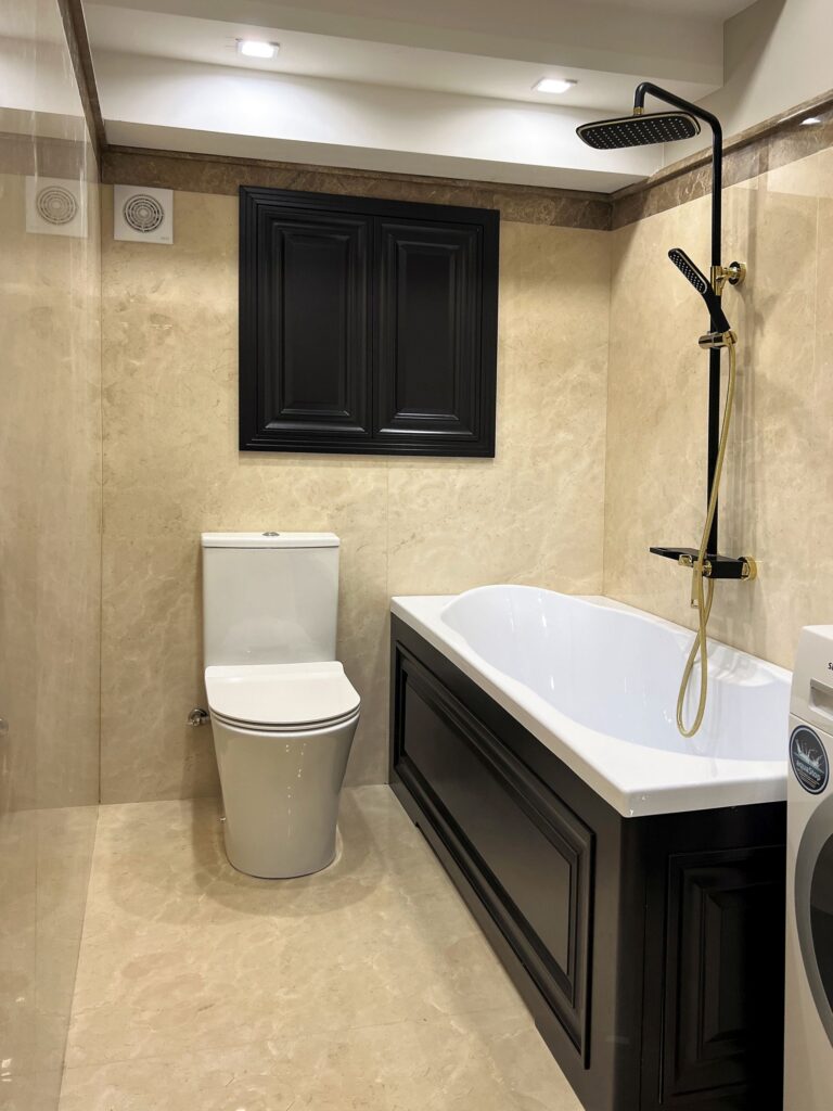 Дизайн ванной в бежевом и черном цветах