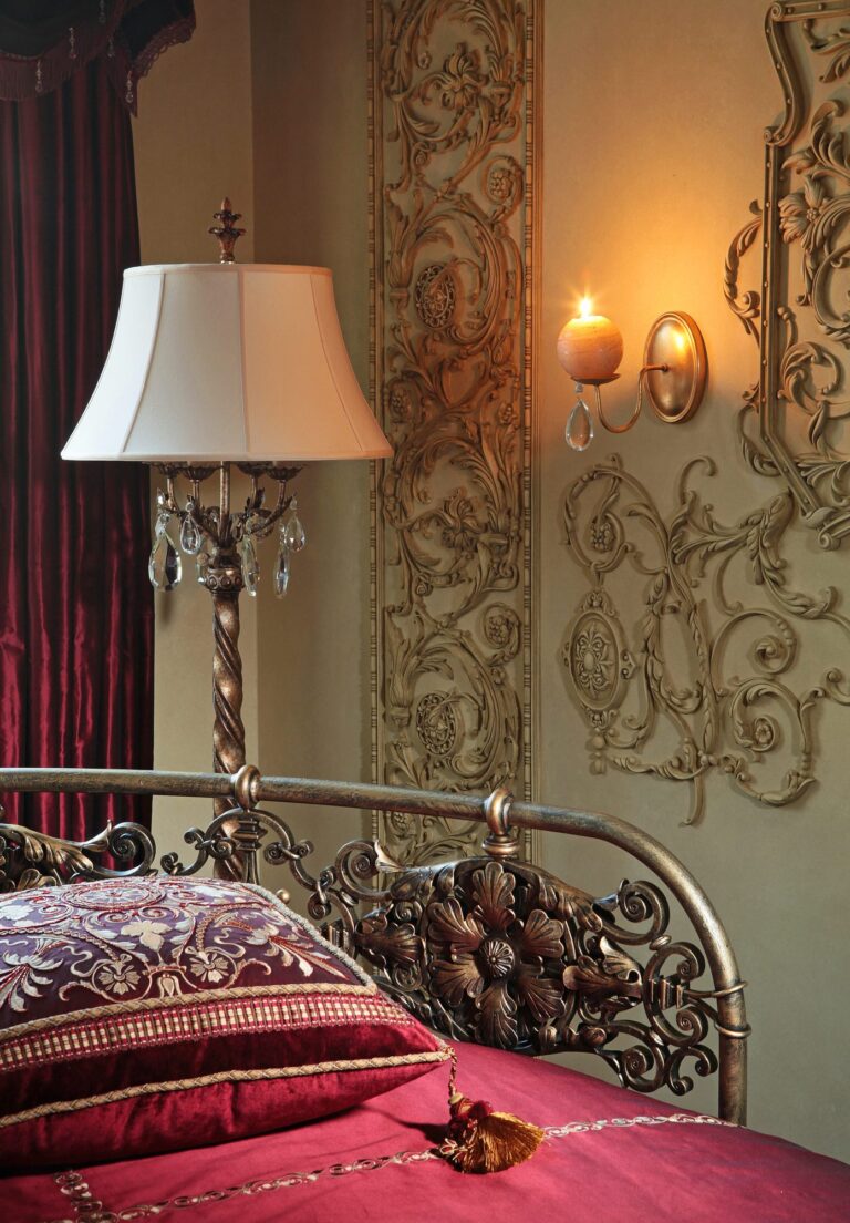 Спальня с бежевыми стеновыми панелями с рельефным декором