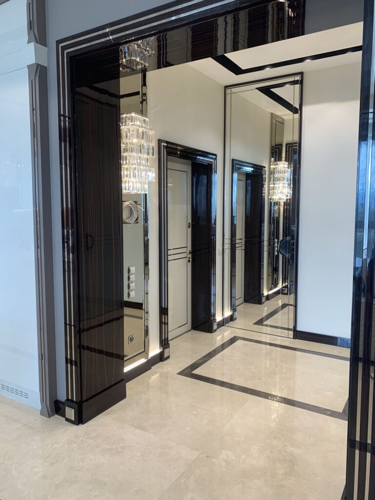 Прихожая с мраморным полом кремового оттенка