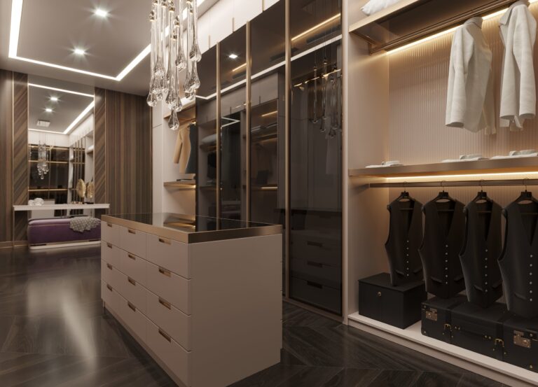 Гардеробная с люстрой в виде каплей