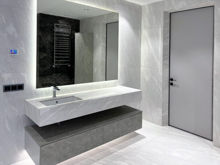 Дизайн ванной в сером цвете с зеркалом с подсветкой