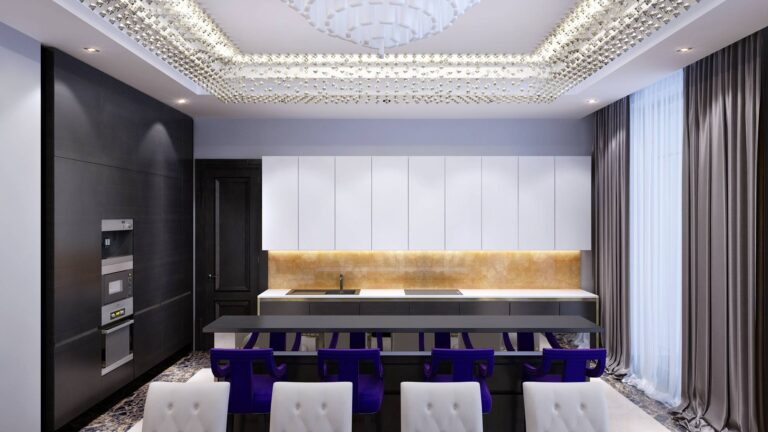 Желтый фартук и фиолетовые стулья в светло-темном дизайне кухни