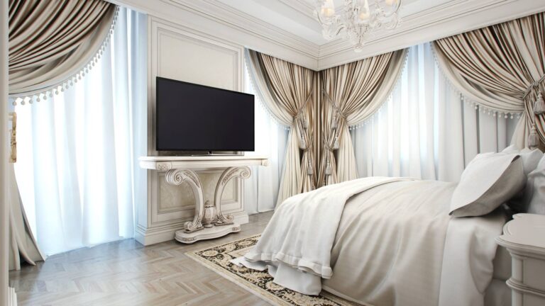 Пышные шторы в бежевой цветовой гамме в дизайне больших панорамных окон