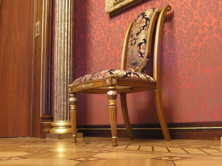 Фото ремонта комнаты с красными обоями