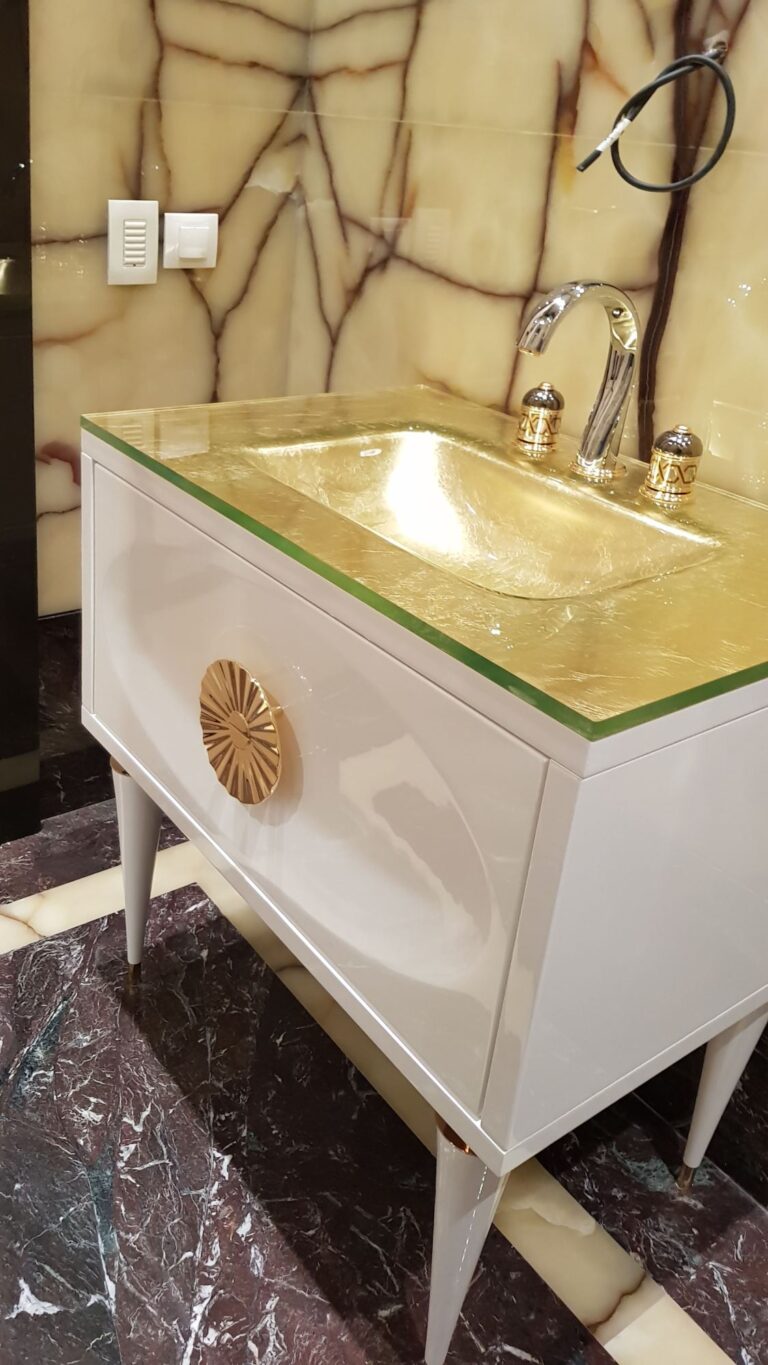 Санузел с белой тумбой и позолоченной раковиной