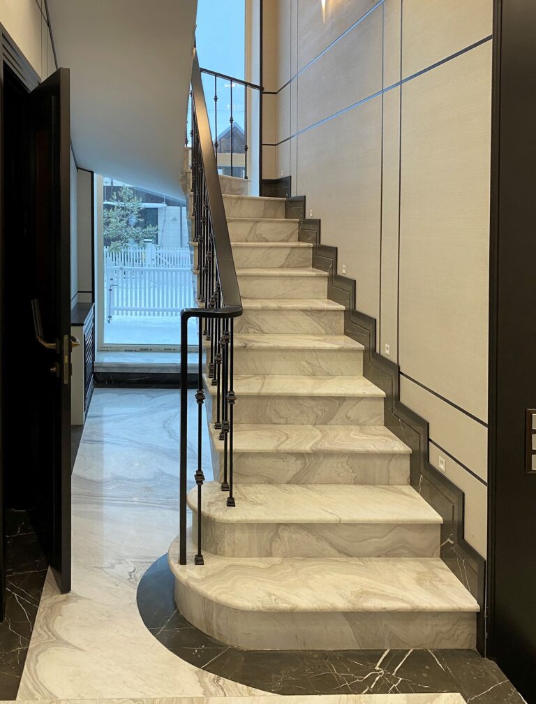 Оформление лестницы на 2-й этаж