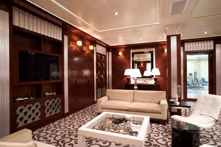 Дорогой дизайн гостиной с квадратным кофейным столиком