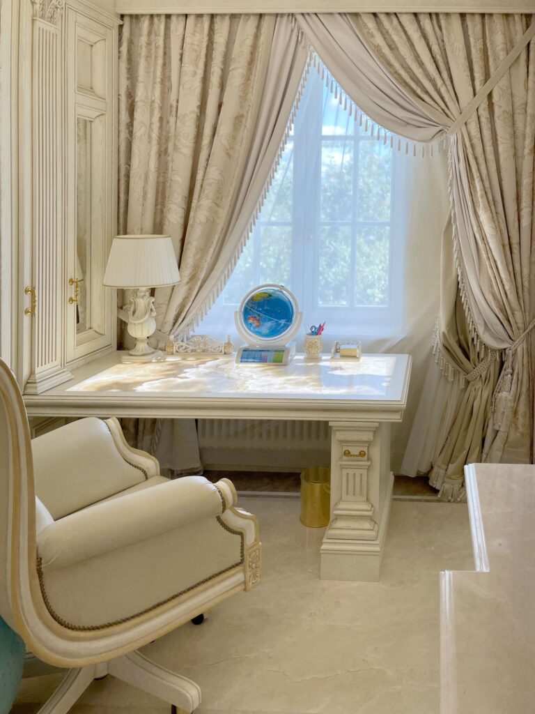 Дизайн детской с претенциозной мебелью