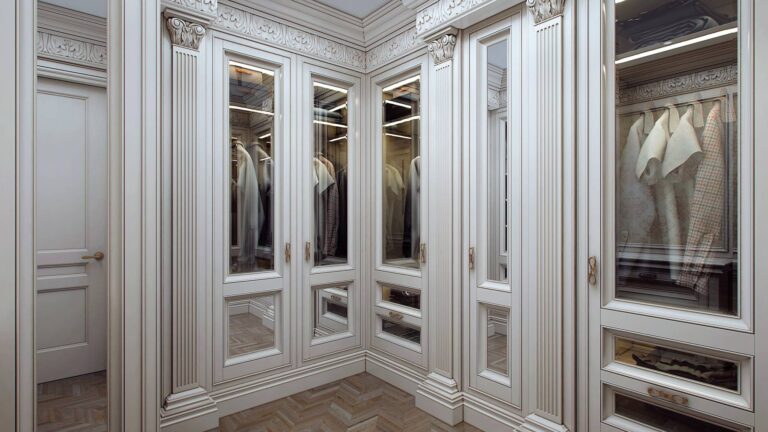 Светлая гардеробная комната со встроенной подсветкой