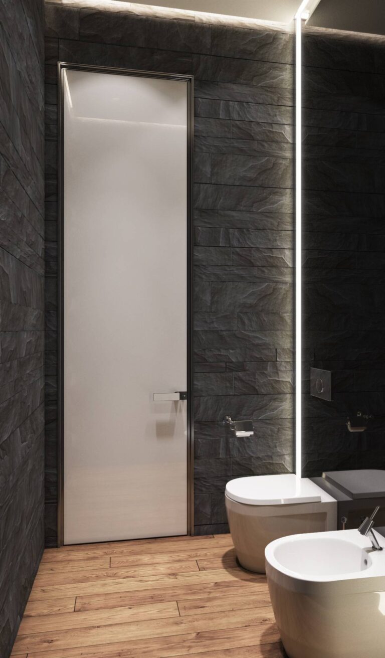 Санузел со стенами из натурального темно-серого камня