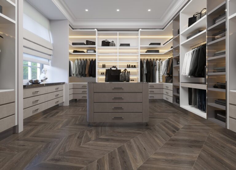 Интерьер большой гардеробной с окном