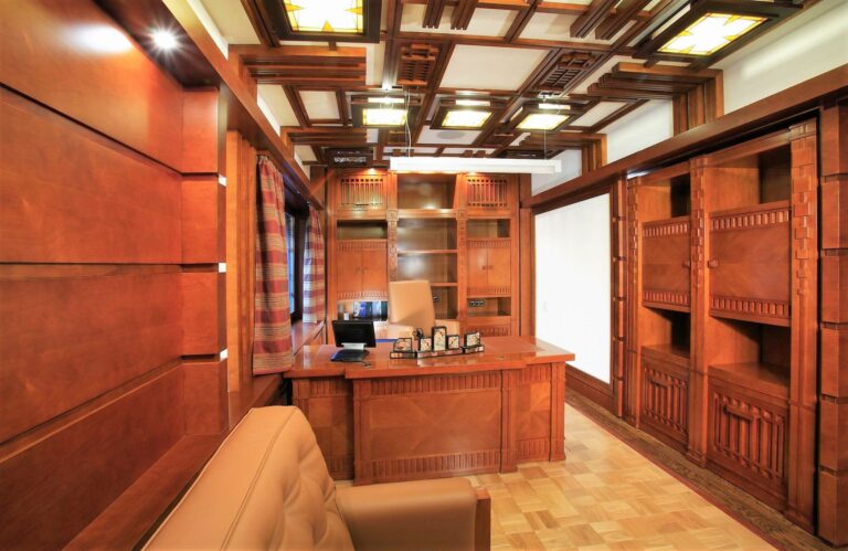 Встроенные шкафы и сложный потолок в дизайне кабинета кирпичного оттенка