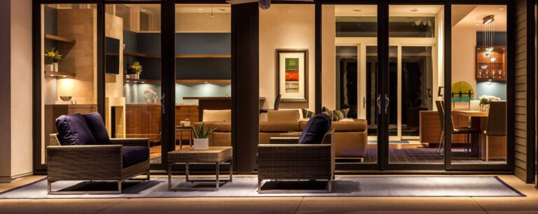 Терраса с плетеными креслами в дизайне загородного дома