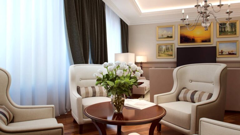 Индивидуальный интерьер гостиной с мягкими светлыми креслами