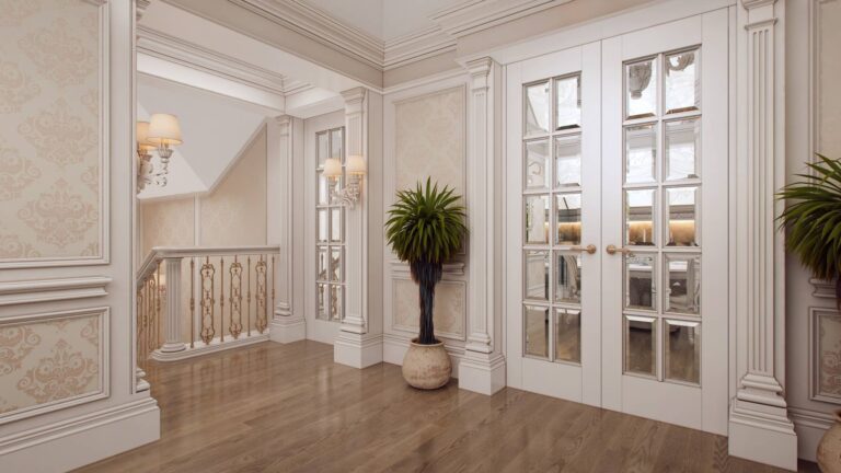 Холл на мансарде с двойными распашными дверями, оформленными зеркальными вставками