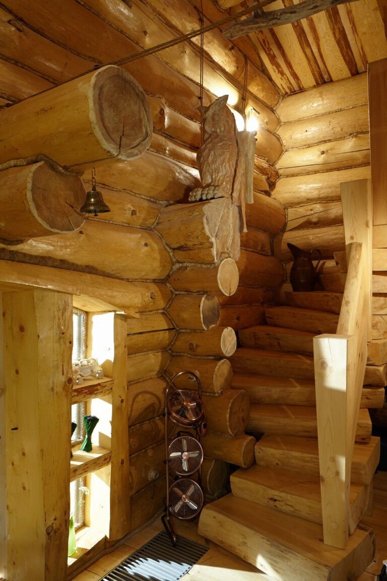 Дом с с лестницей из натурального бревна