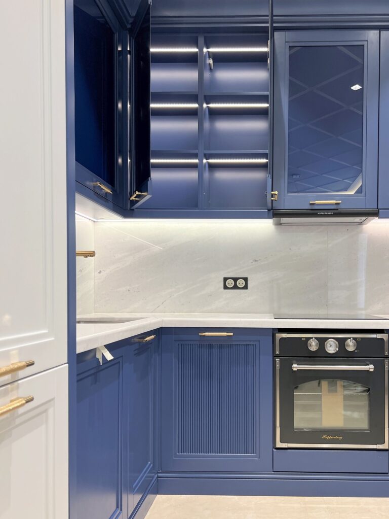 Дизайн кухни в бело-синем цвете