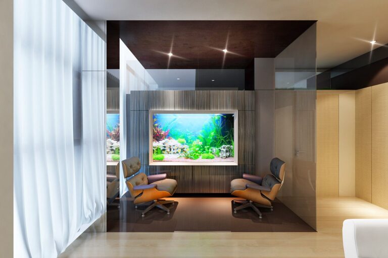 Офисный кабинет с панорамными окнами и аквариумом