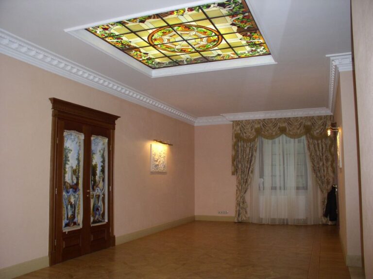 Оформление дверей росписью в дизайне коттеджа