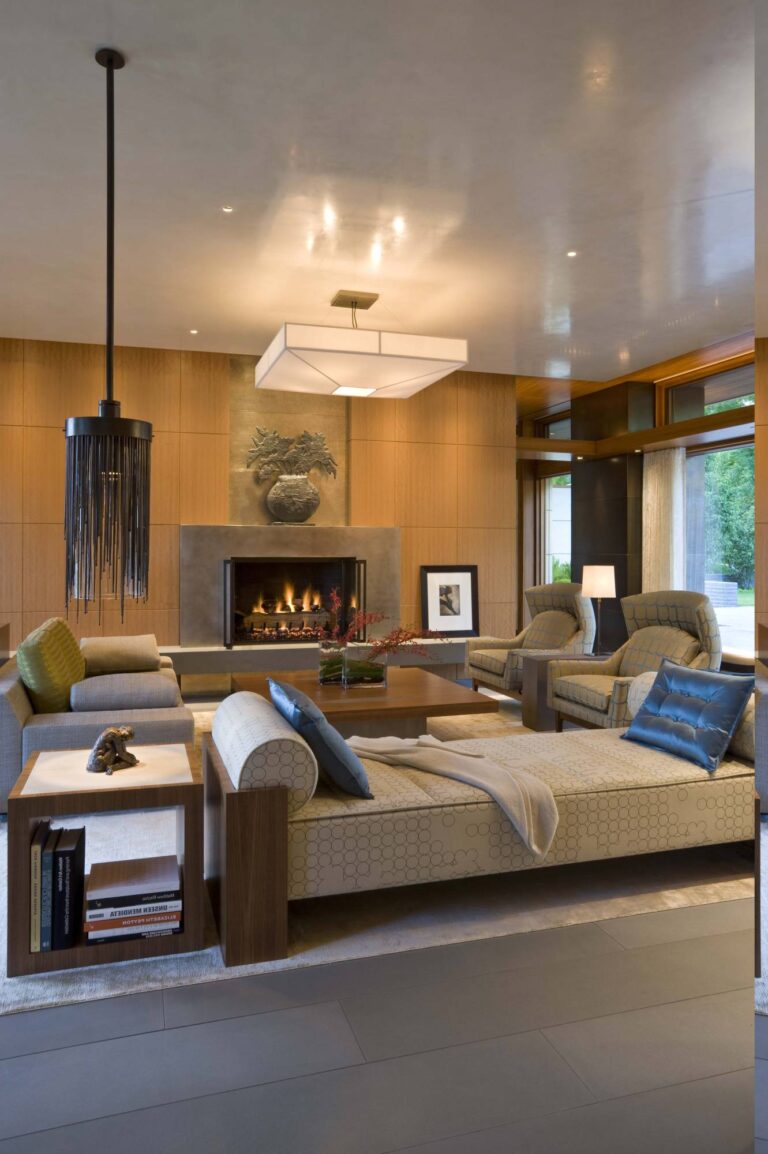 Оригинальная люстра квадратной формы в дизайне гостиной