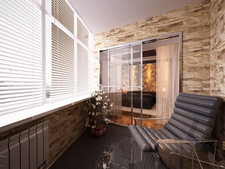 Декоративный камень в оформлении небольшой лоджии