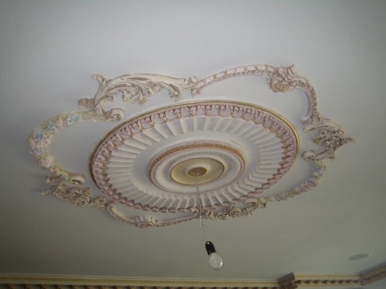 Дизайн квартиры с лепной розеткой с цветными элементами