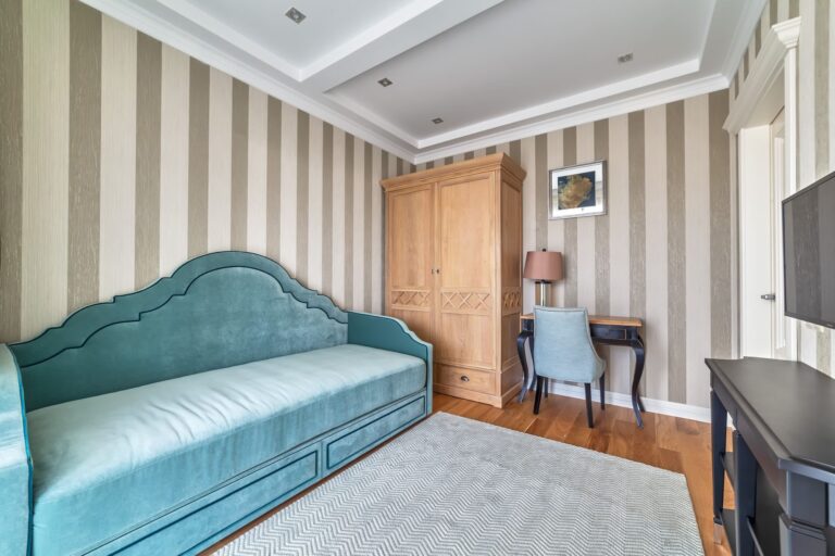 Комната для гостей с бирюзовым бархатным диваном