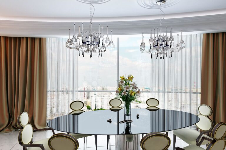 Оригинальные светло-золотистые стулья в оформлении столовой