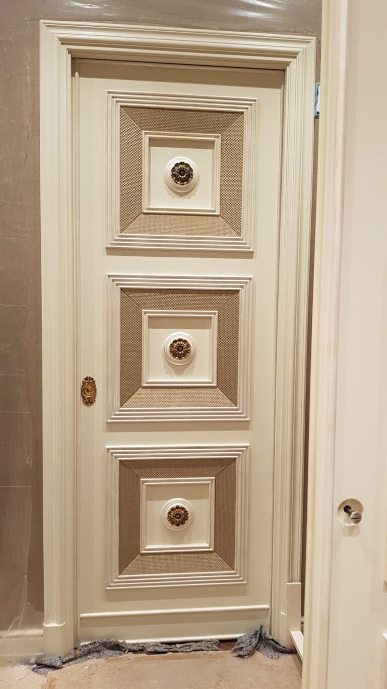 Бронзовые аппликации и рельефная резьба в декоре межкомнатной двери