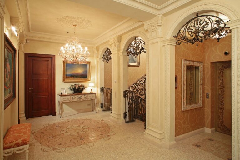 Ажурный кованый декор в интерьере прихожей цвета слоновой кости